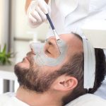 Sırt ve Göğüs Bölgesinde Akne Sorunu Yaşayan Erkekler İçin Bakım Tavsiyeleri